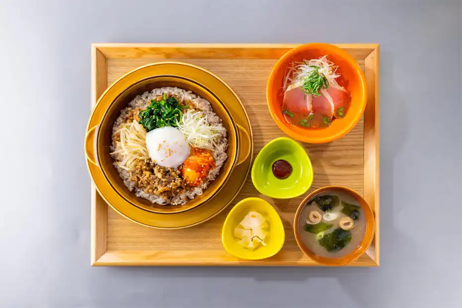 和ごはんとカフェ　chawan　さっぱり旨辛夏ごはんと桃のデザート