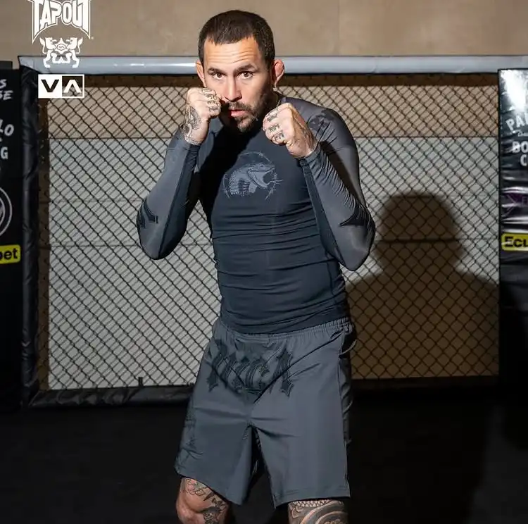 RVCA×TAPOUT　RASHGUARD