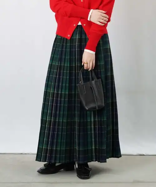 やわらかな起毛感と、軽やかに揺れるプリーツ