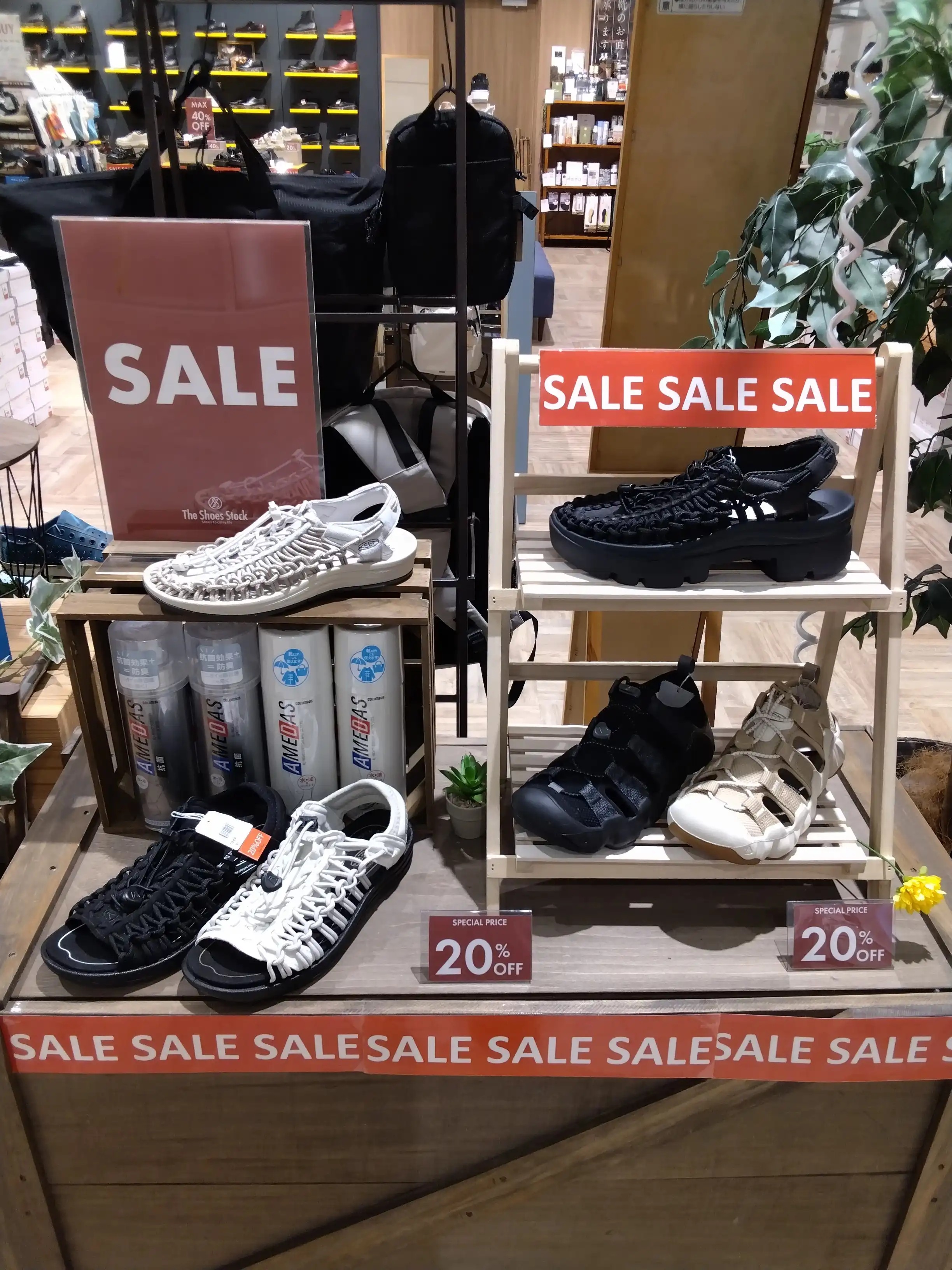 ブランドサンダル、スニーカーお買い得となっております!