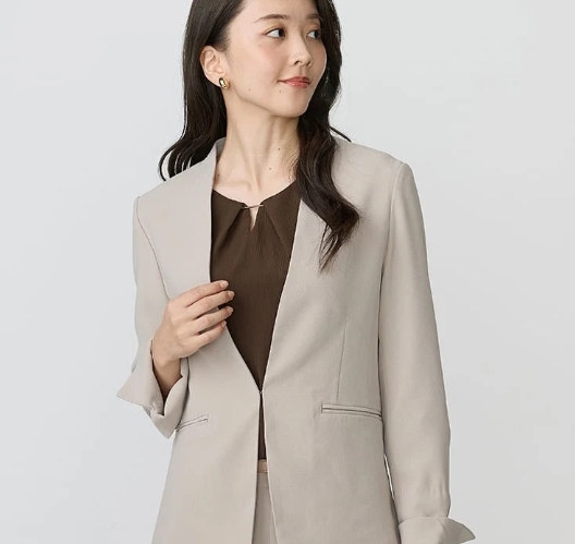 バックサテンジョーゼットスーツ　ノーカラージャケット　ベージュ/ネイビー/ブラック