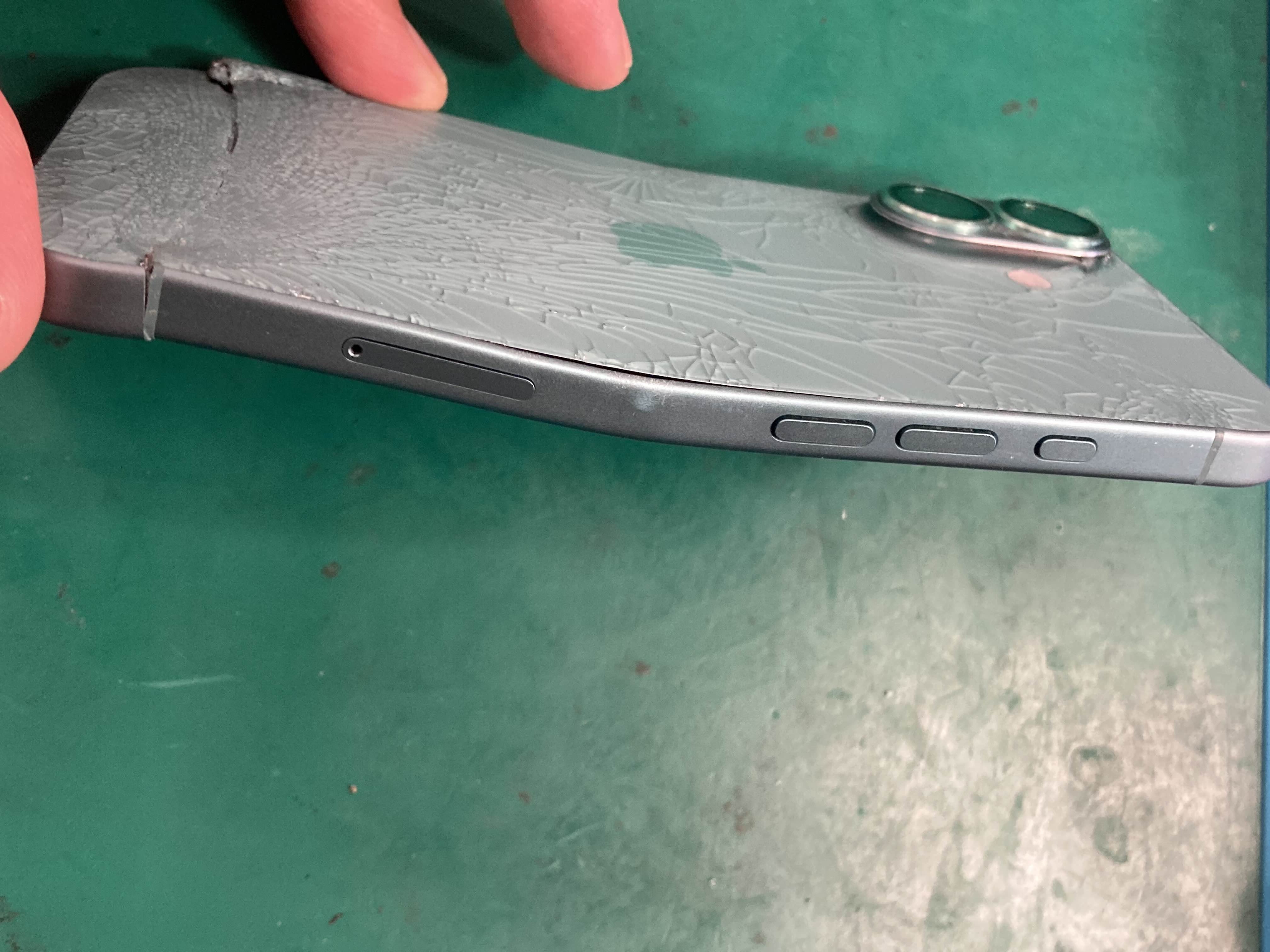 Phone 16 背面破損・フレーム交換修理も当店にお任せ！