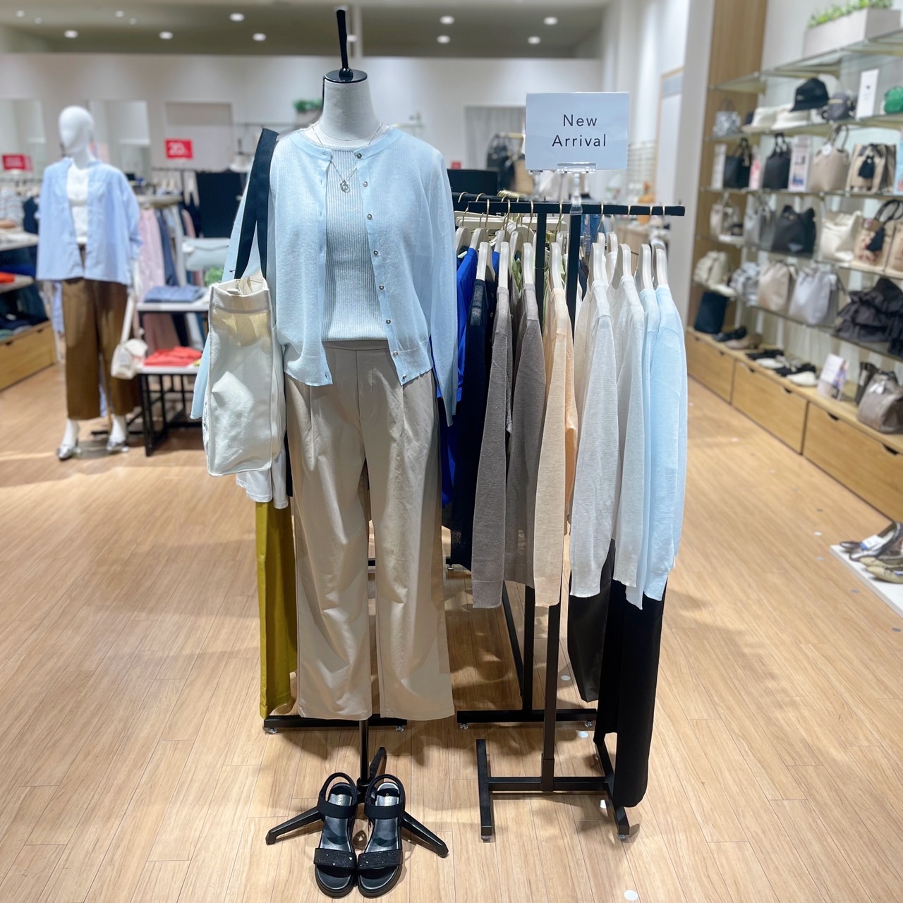 ★ご自宅の洗濯機で洗濯可能！シアー感がオシャレなカーディガンのご紹介です★